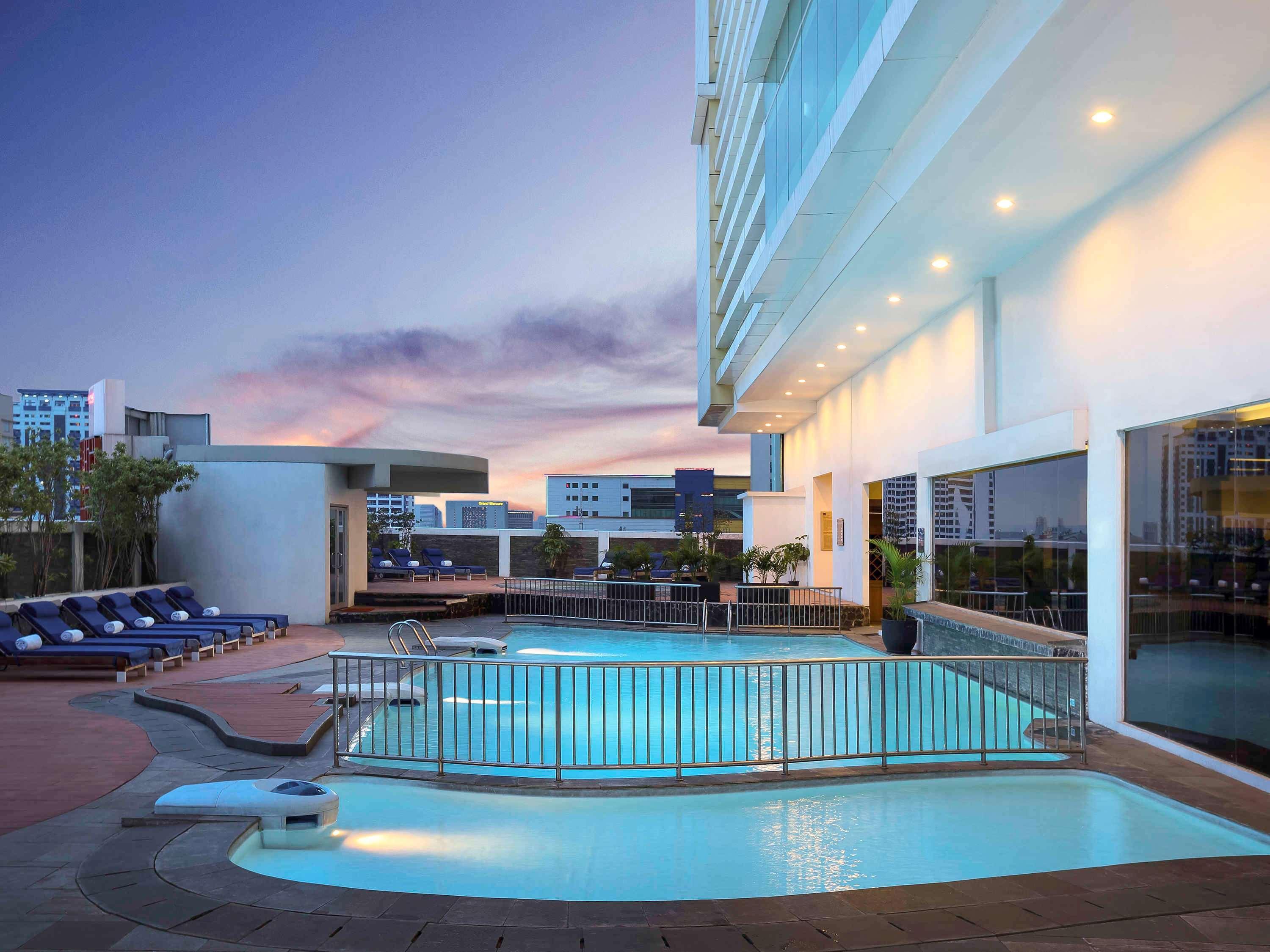 Novotel Jakarta Gajah Mada Exterior foto