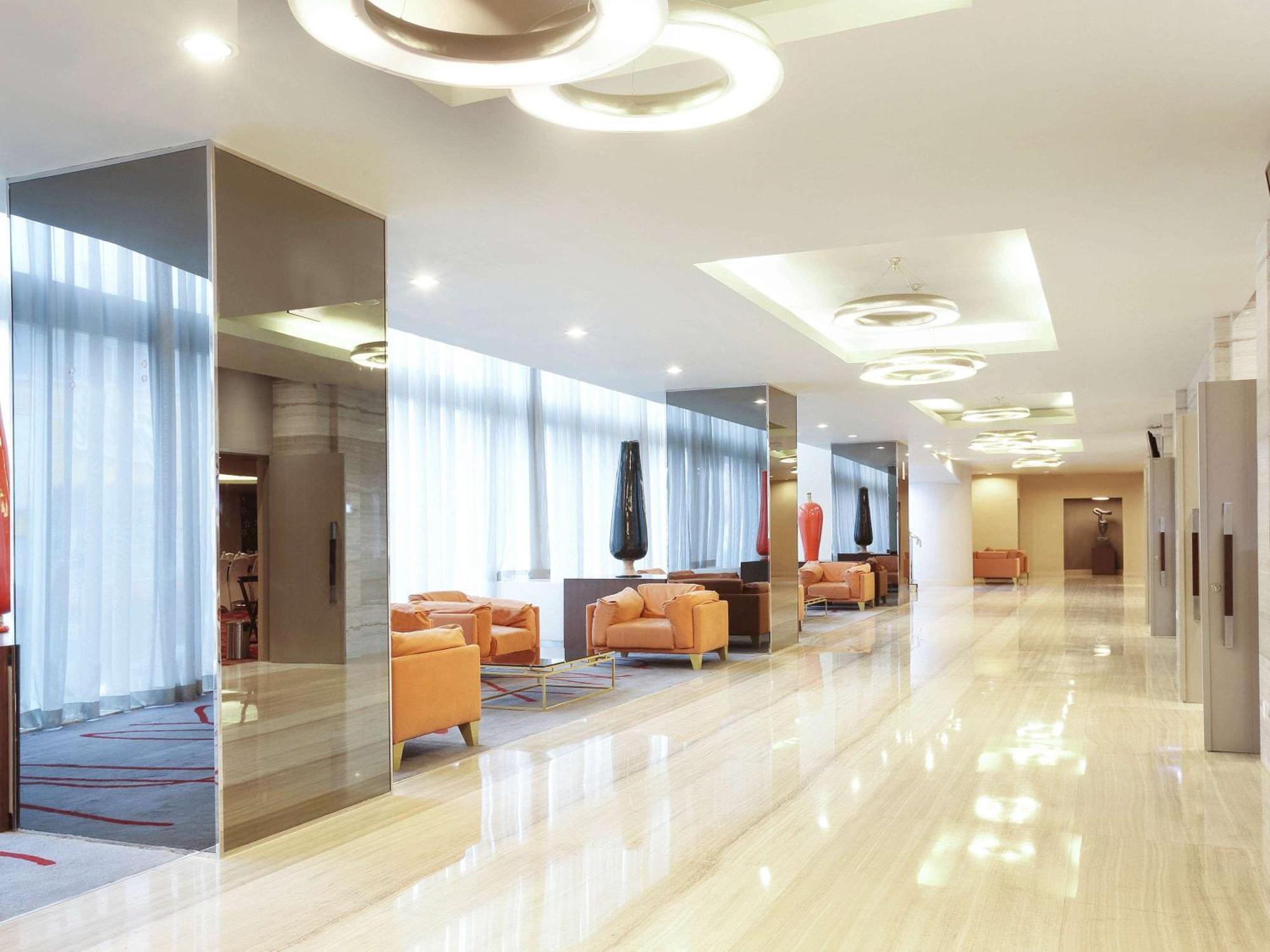 Novotel Jakarta Gajah Mada Exterior foto